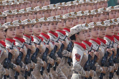 En militærenhed marcherer gennem Den Himmelske Freds Plads under en parade i Beijing den 3. september 2025, hvor Kina markerede 80-årsdagen for sejren over Japan i 2.verdenskrig