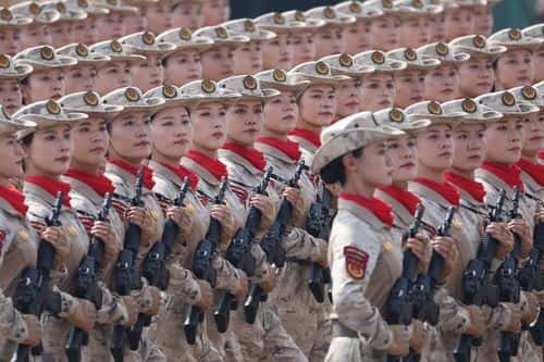 En militærenhed marcherer gennem Den Himmelske Freds Plads under en parade i Beijing den 3. september 2025, hvor Kina markerede 80-årsdagen for sejren over Japan i 2.verdenskrig