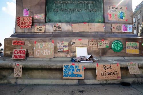 Plakater med slagord ved Fridays for Future-demonstration ved Christiansborg.