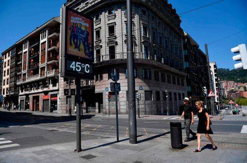 Udendørs termometer viser 45 graders varme i Bilbao i august 2024. Spanien blev ramt af flere ekstreme hedebølger i 2024.