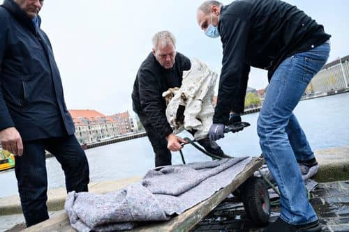 By & Havn hejser busten af Frederik V., grundlæggeren af Kunstakademiet, op af Københavns Havn den 6. november 2020, efter at en anonym aktivistgruppe havde smidt den i vandet.