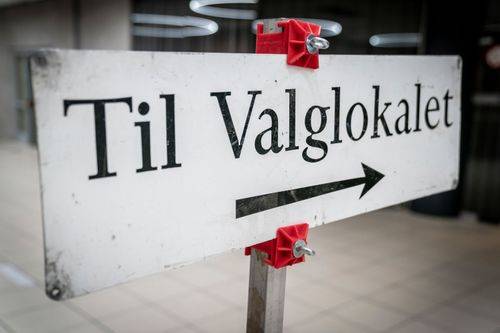 Skilt der viser vej til stemmelokalet