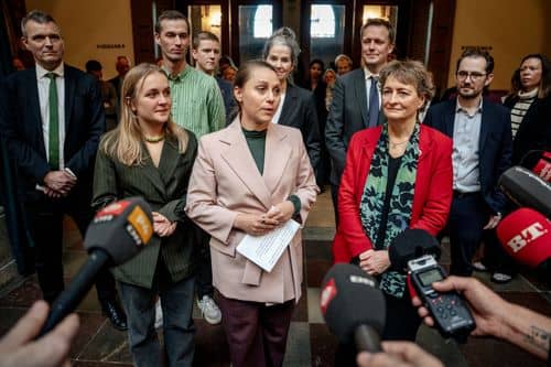 SF's Sisse Marie Welling, ny overborgmester i København, fotograferet sammen med politikere fra de øvrige partier bag konstueringsaftalen.