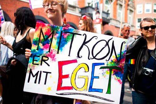 En deltager til Aarhus Pride 2015 med et skiltet: Mit Køn er mit EGET køn