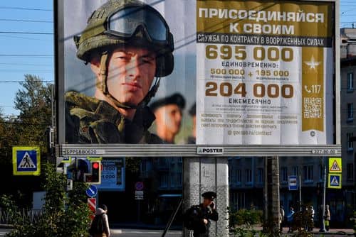 Hverveplakat for den russiske hær med et billede af en ung soldat.
