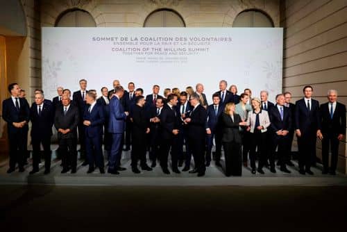 Gruppefoto af statsledere ved Élysée-palæet i Paris den 6. januar 2026 i forbindelse med topmødet for Coalition of the Willing om sikkerhedsgarantier til Ukraine.