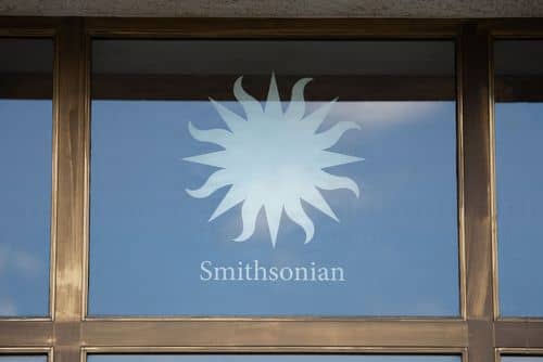 Vindue med Smithsonian Institutionens logo på en museumsbygning i Washington D.C. Smithsonian driver en række museer og forskningsinstitutioner og spiller en central rolle i formidlingen af amerikansk historie og kulturarv.