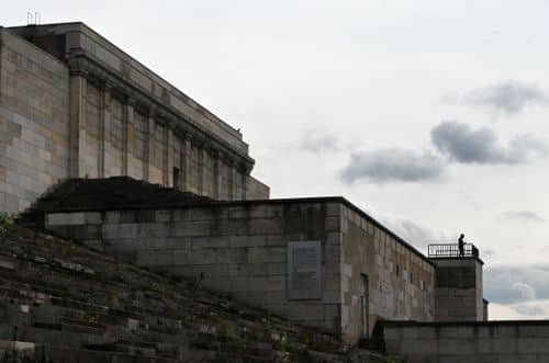 Zeppelinfeld i Nürnberg med den monumentale tribune, hvor nazisterne afholdt store partistævner før Anden Verdenskrig. Anlægget er i dag et omstridt kulturarvssted.