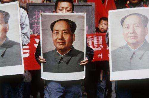 Børn bærer plakater med portrættet af Mao Tse-Tung under en propagandaparade under Kulturrevolutionen i Soochow, Kina, 1966