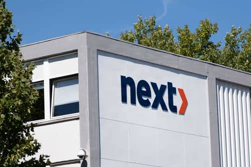 Bygning med NEXT-logo på mur