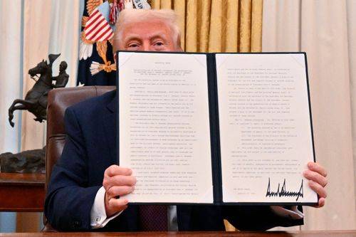 Donald Trump viser underskrevet ordre om at afklassificere dokumenter om mordene på John F, Kennedy, Robert F. Kennedy og Martin Luther King. 23. januar 2025.