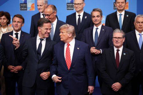 "Familiefoto" fra NATO-topmødemed blandt andre Donald Trump, Mark Rutte, Emmanuel Macron og Keir Starmer.