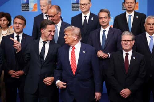 "Familiefoto" fra NATO-topmødemed blandt andre Donald Trump, Mark Rutte, Emmanuel Macron og Keir Starmer.
