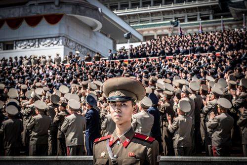 Nordkoreansk soldat kigger mod kamera i forbindelse med militærparade i Pyongyang i 2018