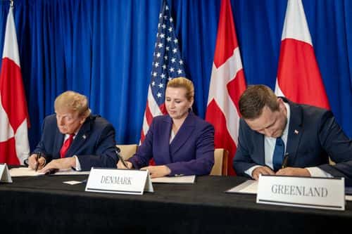 USA's præsident Donald Trump, statsminister Mette Frederiksen og formand for Naalakkersuisut Jens-Frederik Nielsen underskriver aftalen om samarbejde om sikkerhed og forsvar i Arktis.