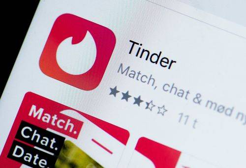 Tinder app logo på iPhone skærm