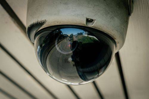 Kuppelformet overvågningskamera i loft på Rødovre Station