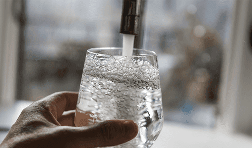 Vandhane og glas