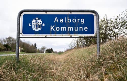 Vejskilt med teksten "Aalborg Kommune"