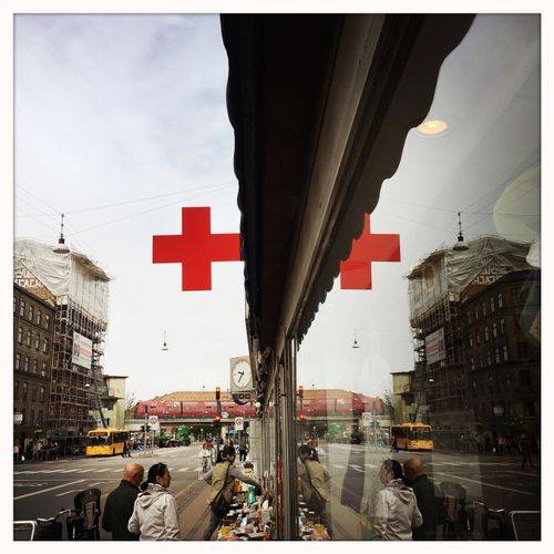 Butiksfacade med Røde Kors' symbol