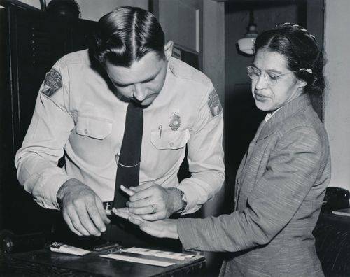 Rosa Parks får taget fingeraftryk af betjent.