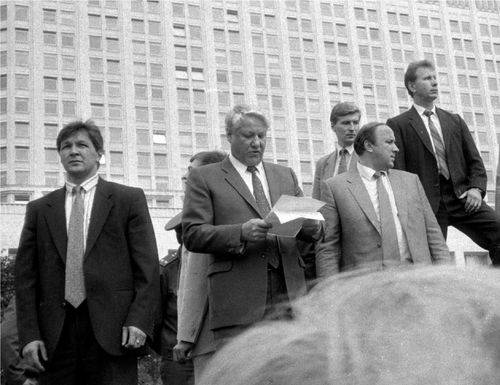 Boris Jeltsin taler til folkemængden fra en kampvogn under kupforsøget mod Gorbatjov den 19. august 1991.