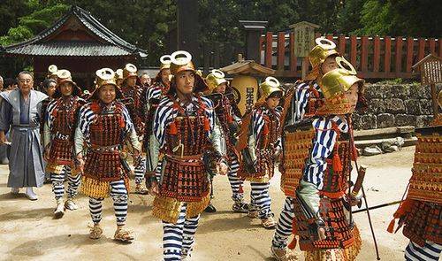 Mænd i traditionelle samuraidragter