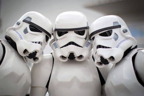 Tre fans klædt ud som stormtroopere poserer ved ankomsten til science fiction‑træffet på Teknikmuseet i Speyer, Tyskland, 27. september 2014.