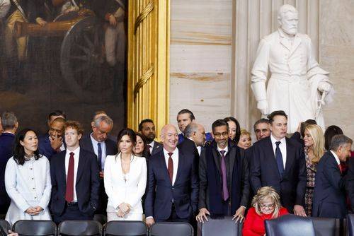 Meta-direktør Mark Zuckerberg, Amazon-grundlægger Jeff Bezos, Alphabets direktør Sundar Pichai og Elon Musk deltog i Donald Trumps indsættelse den 20. januar 2025