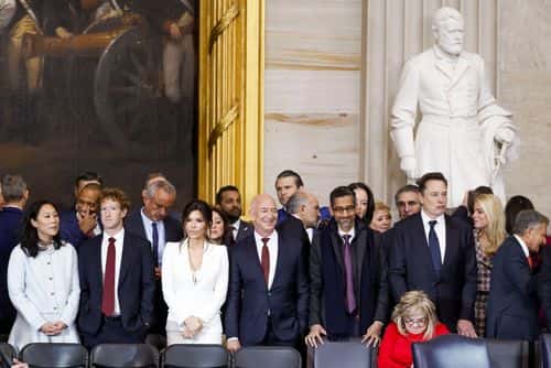 Meta-direktør Mark Zuckerberg, Amazon-grundlægger Jeff Bezos, Alphabets direktør Sundar Pichai og Elon Musk deltog i Donald Trumps indsættelse den 20. januar 2025