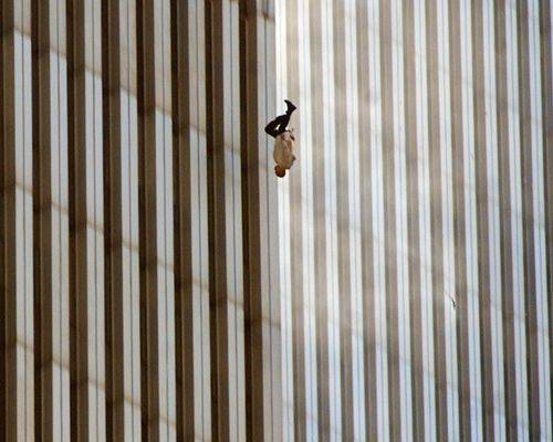 Mand i fald fra bygning uder terrorangrebet i New York 11. september, 2001.