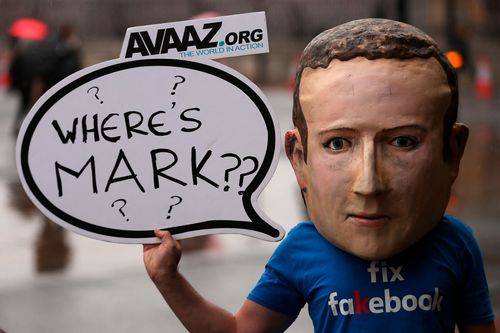 En demonstrant iført en maske der forestiller Facebooks administrerende direktør Mark Zuckerberg i forbindelse med anklagerne mod Facebook om, at platformen har været med til at sprede falske nyheder.