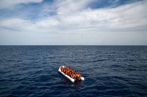 Migranter og flygtninge på en gummibåd venter på at blive evakueret under en redningsaktion ud for Libyens kyst, november 2016