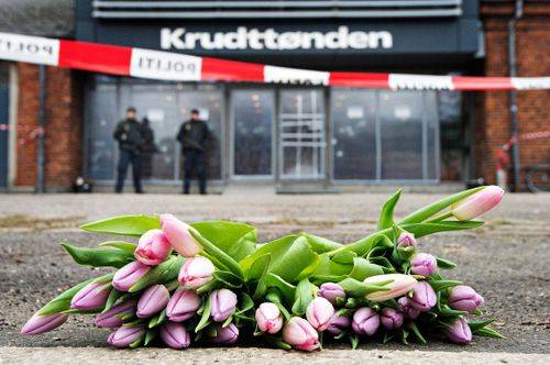 Blomster foran Krudttønden i København d. 16. februar 2015.