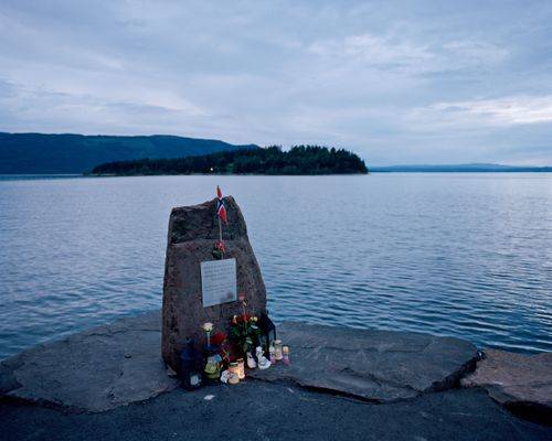 Mindestenen ved Utvika Camping over for Utøya. På stenen står citatet "Hvis en mand kan vise så meget had, tænk så hvor meget kærlighed vi kan vise sammen".