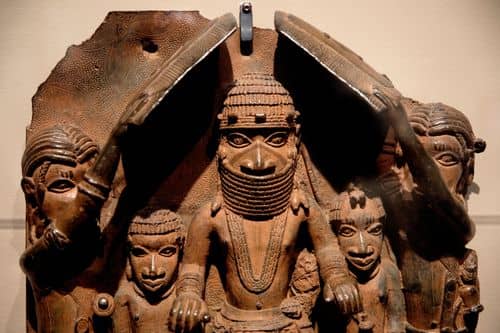 Bronzerelieffer med figurer af edo-folket fra kongedømmet Benin, kaldet Benin-bronzerne udstillet på SMK. I 1897 plyndrede en britisk ekspedition dem fra kongedømmet Benin.