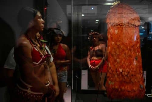 Medlemmer af det oprindelige Tupinamba-folk betragter den Tupinamba-kappe, som Nationalmuseet har tilbageleveret, i Quinta de Boa Vista-parken i Rio de Janeiro, Brasilien, den 11. september 2024