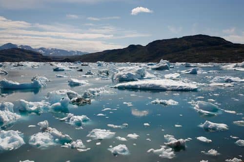 Smeltende is i fjord i Grønland og små isbjerge, der flyder ud mod havet i Sydvestgrønland.