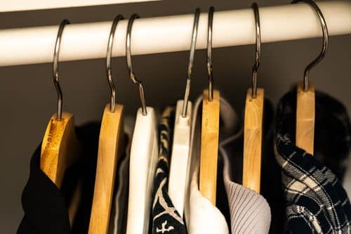 Garderobestang med tøj på bøjler