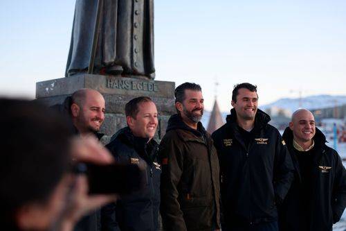 Donald Trump Jr. fotograferet ved statue af Hans Egede i Nuuk