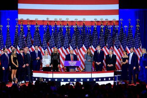 Donald Trump taler til sine tilhængere ved valgfesten i West Palm Beach Convention Center i West Palm Beach, Florida.