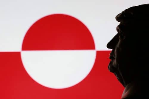 En 3D-printet miniature af USA’s præsident Donald Trump ses med Grønlands flag som baggrund