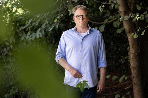 Foto af Sebastian Klein stående foran et træ