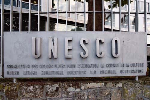 Skilt med påskriften "Unesco" og " FN’s organisation for uddannelse, videnskab og kultur" ved hovedsædet i Paris.