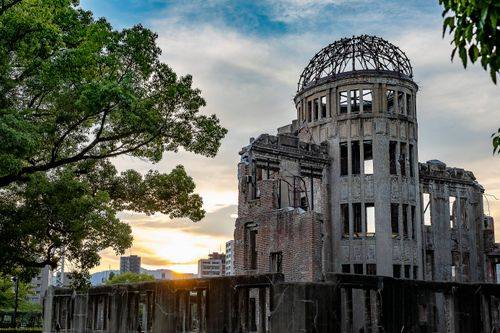Genbaku-kuplen i Hiroshima fotograferet med træer i forgrunden