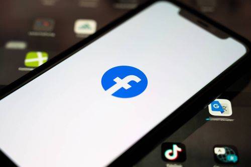 Mobiltelefon med Facebook-logo på skærmen