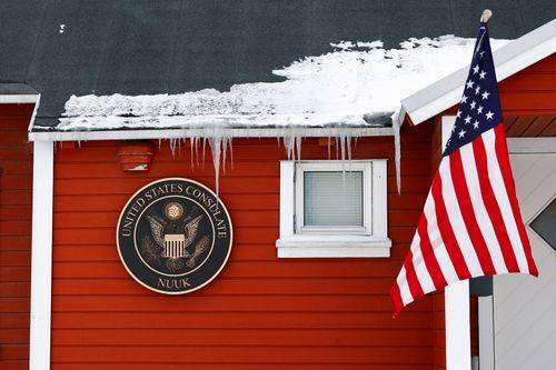 USA's konsulat i Nuuk, Grønland, med det amerikanske flag foran