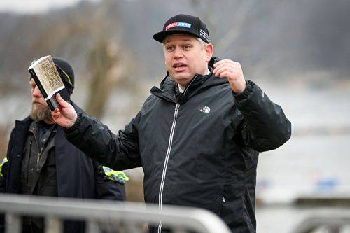 Rasmus Paludan med koran i hånden.