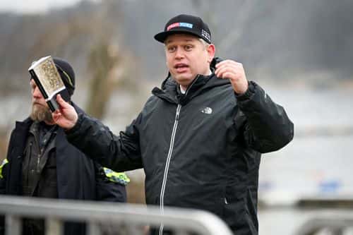 Rasmus Paludan med koran i hånden.