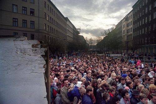 mennesker ved berlinmuren